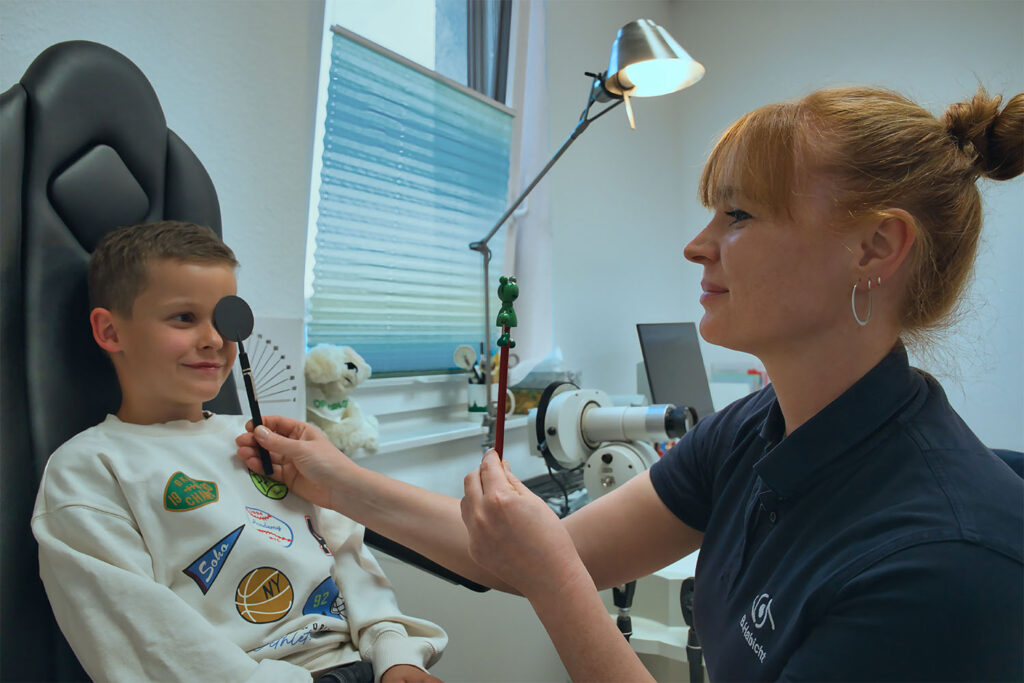 Die Orthoptistin führt eine Untersuchung in der Sehschule durch.